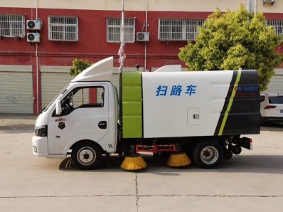 東風途運2600mm掃路車（0.8方水罐，1.7方塵罐）