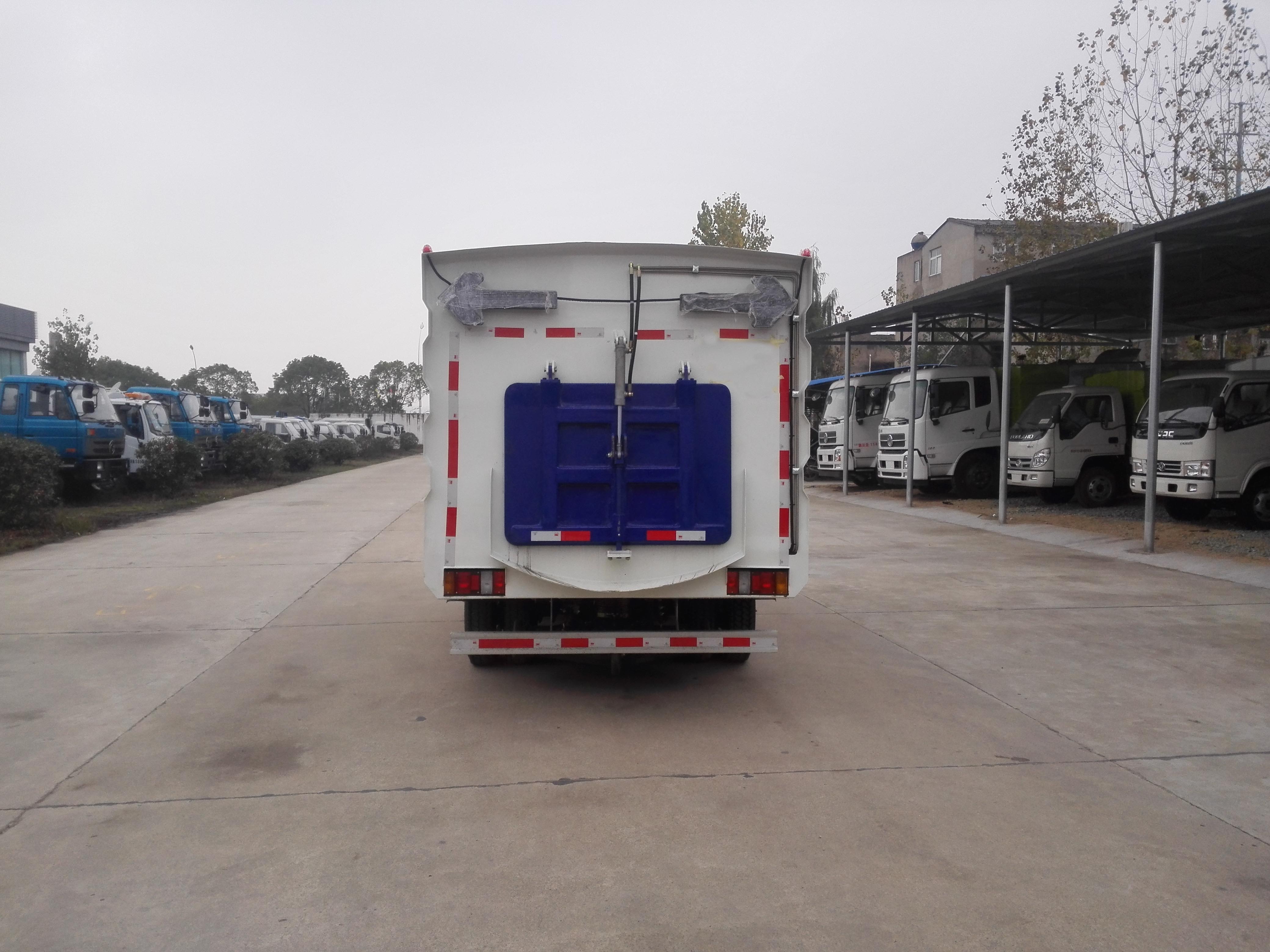 江鈴掃路車（1.5方水罐，4方塵罐）