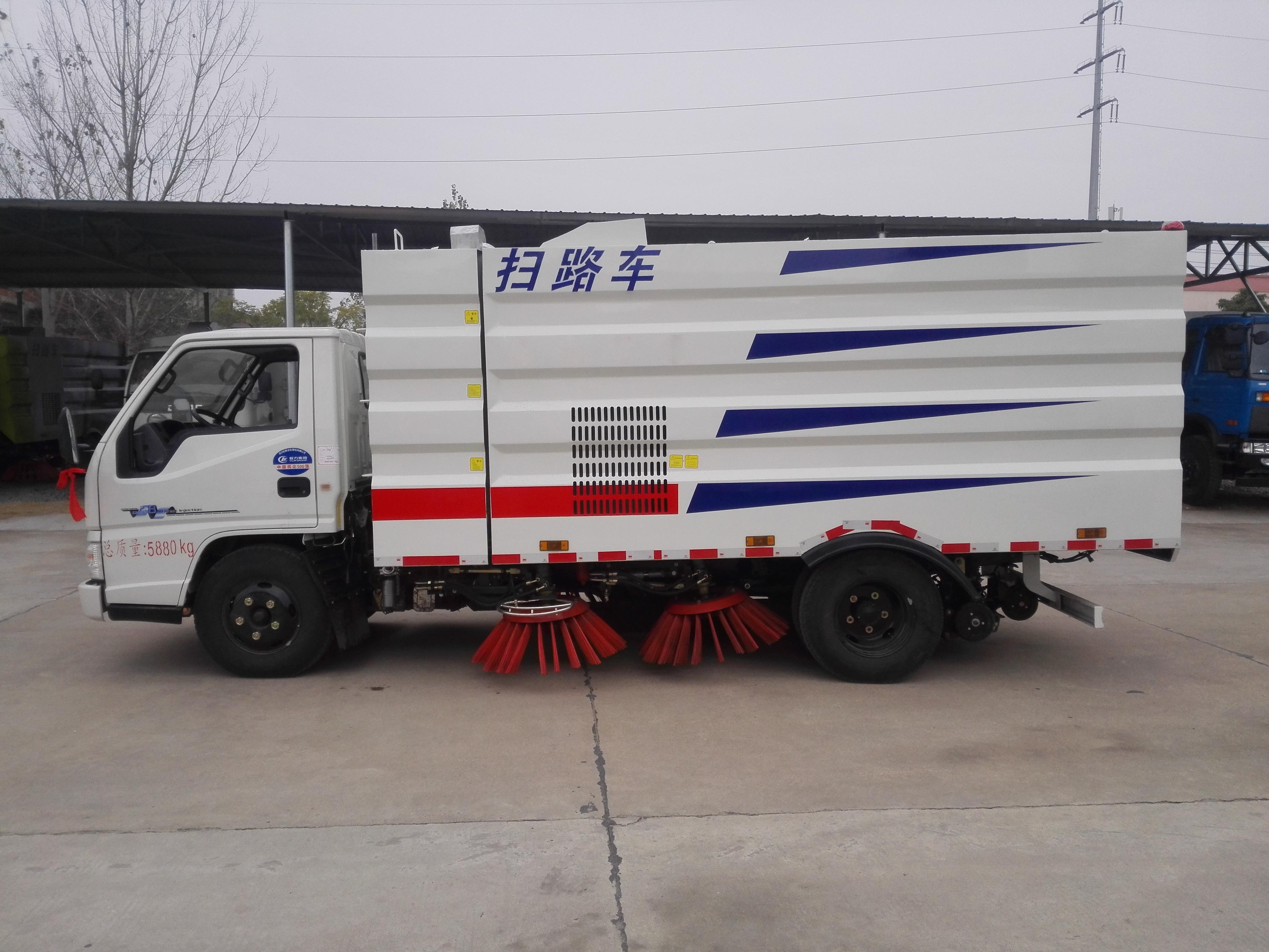 江鈴掃路車（1.5方水罐，4方塵罐）
