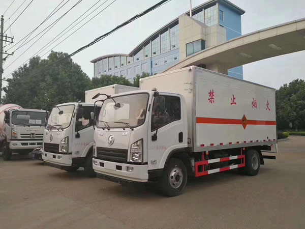 陜汽5.1米（3.6噸）液體廂式車(chē)