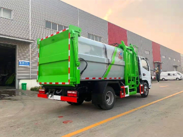東風(fēng)小多利卡國六7方側(cè)裝垃圾車