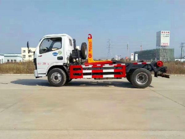 東風(fēng)小多利卡國(guó)六5方車(chē)廂可卸（鉤臂）式垃圾車(chē)