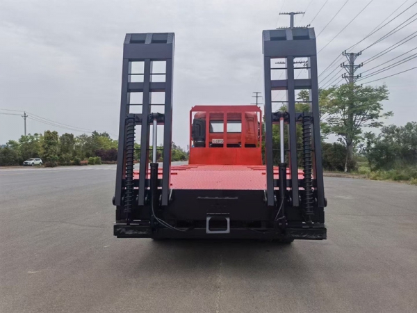 國六東風天龍前四后八平板運輸車，挖機拖車價格