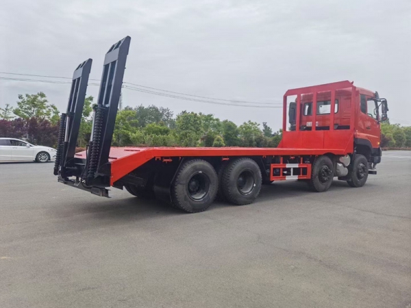 國六東風天龍前四后八平板運輸車，挖機拖車價格